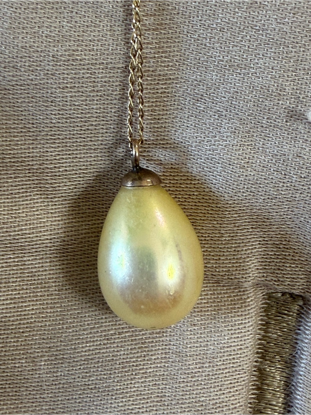 vintage faux pearl pendant necklace with a silver-tone chain.